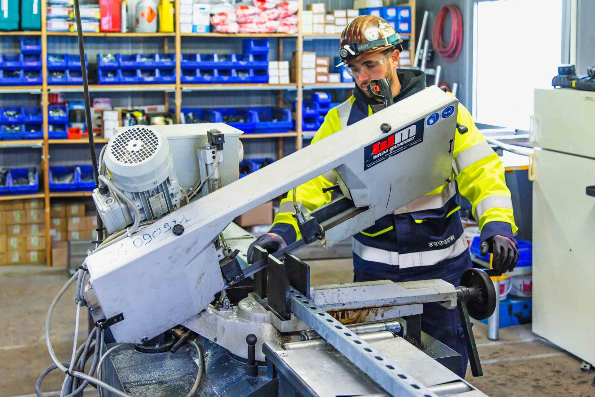 mechanische constructie metaal snijden Elektromonteur van GIEC snijdt metalen materiaal op maat.